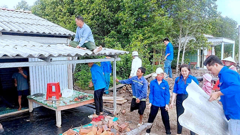 "Tuổi trẻ" Cà Mau hỗ trợ ngày công giúp hộ dân lợp nhà mới.