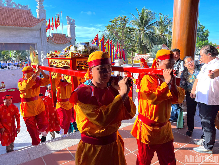 Cung thỉnh lễ vật của tỉnh Phú Thọ và tỉnh Cà Mau dâng lên các vị Vua Hùng. Cung thỉnh lễ vật của tỉnh Phú Thọ và tỉnh Cà Mau dâng lên các vị Vua Hùng.