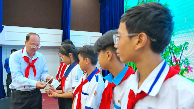 Bí thư Tỉnh ủy Cà Mau Nguyễn Hồ Hải trao tặng học bổng cho các em học sinh tại buổi gặp mặt.