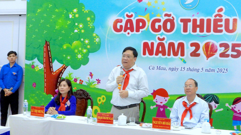 Chủ tịch Ủy ban nhân dân tỉnh Cà Mau Phạm Thành Ngại (đứng giữa) trả lời ý kiến của thiếu nhi tiêu biểu tại buổi gặp mặt.