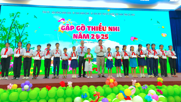 Lãnh đạo Tỉnh ủy và Ủy ban nhân dân tỉnh Cà Mau trao học bổng cho các em học sinh chăm ngoan, học giỏi.