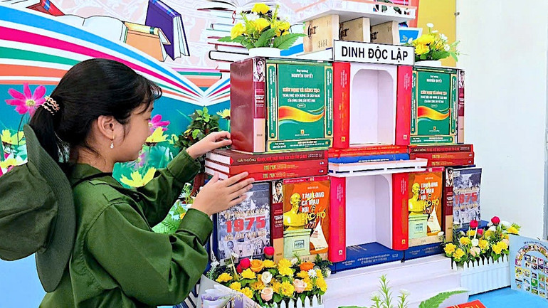 Bạn trẻ Cà Mau tìm hiểu không gian trưng bày sách và văn hóa đọc sách tại Thư viện tỉnh Cà Mau. Bạn trẻ Cà Mau tìm hiểu không gian trưng bày sách và văn hóa đọc sách tại Thư viện tỉnh Cà Mau.