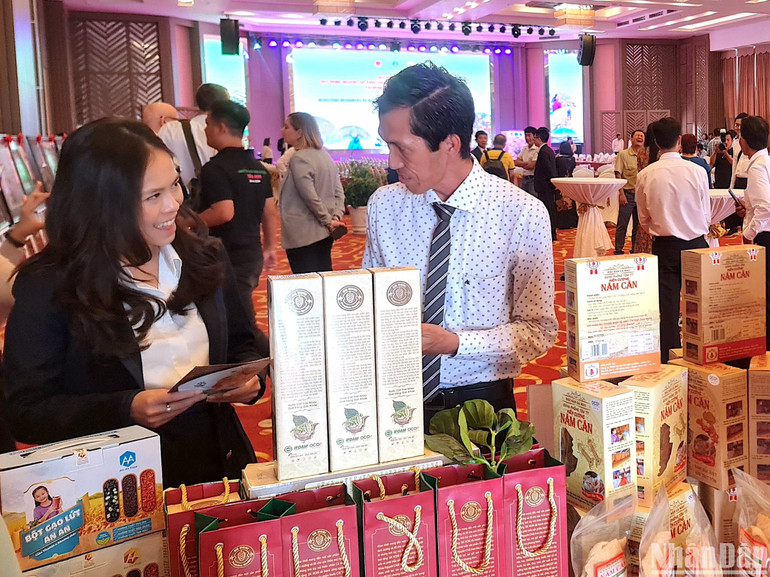 Các sản phẩm nông nghiệp bền vững được trưng bày, giới thiệu bên lề hội nghị huy động nguồn lực phát triển nông nghiệp thuận thiên vùng đồng bằng sông Cửu Long. Các sản phẩm nông nghiệp bền vững được trưng bày, giới thiệu bên lề hội nghị huy động nguồn lực phát triển nông nghiệp thuận thiên vùng đồng bằng sông Cửu Long.