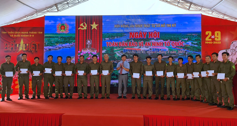 Chính quyền huyện Thới Bình (tỉnh Cà Mau) khen thưởng cho những tập thể, cá nhân tiêu biểu trong phong trào toàn dân bảo vệ an ninh Tổ quốc.