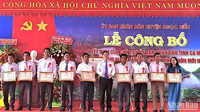 Tặng Bằng khen của Chủ tịch Ủy ban nhân dân tỉnh cho các tập thể, cá nhân có nhiều đóng góp vào xây dựng nông thôn mới trên địa bàn xã Tam Giang Tây.