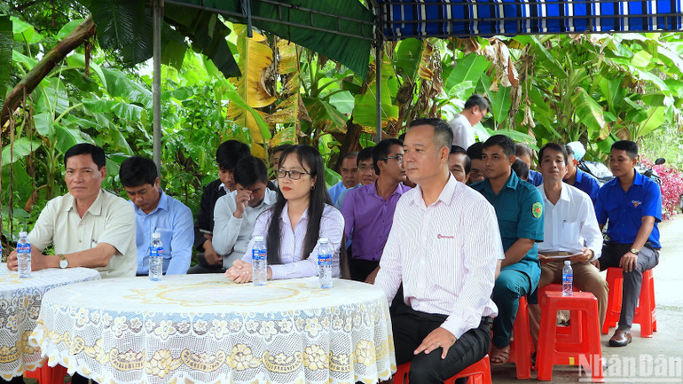 Chính quyền địa phương và đông đảo người dân tham dự lễ khởi công xây dựng cầu Lung Dừa.