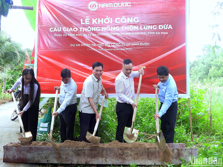 Nghi thức khởi công cầu Lung Dừa vào sáng 10/10 tại phía đầu bờ kênh thuộc địa bàn ấp Tân Hiệp Lợi A (xã Tân Đức, huyện Đầm Dơi).