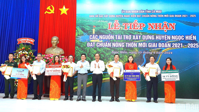 Đại diện lãnh đạo cấp ủy, chính quyền huyện Ngọc Hiển và Cà Mau tiếp nhận nguồn lực hỗ trợ từ các đơn vị doanh nghiệp.