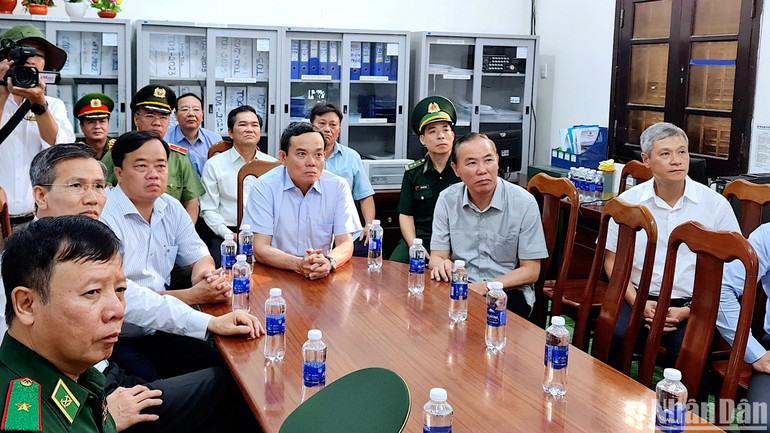 Phó Thủ tướng Trần Lưu Quang kiểm tra hệ thống theo dõi tàu cá qua thiết bị giám sát hành trình tại Cà Mau.