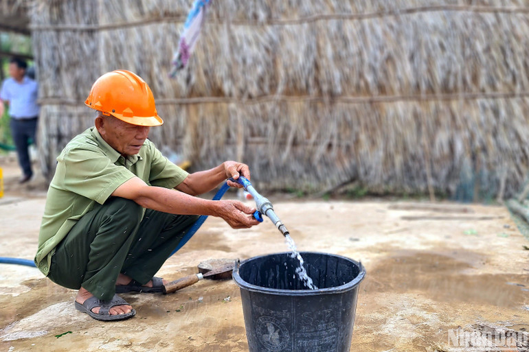 Cư dân ấp Minh Hà B (xã Trần Hợi, huyện Trần Văn Thời) sử dụng đường ống “chia hơi” nước sinh hoạt của các hộ dân đối diện Kênh xáng Minh Hà, gần Vườn Quốc gia U Minh hạ.