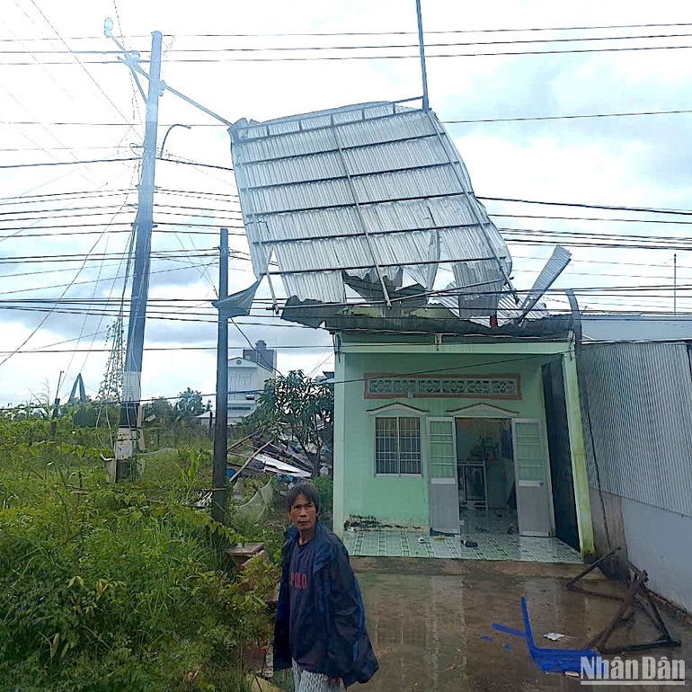 Nhà dân tại ấp 1 của xã Trí Phải bị hư hỏng do dông lốc vào chiều 9/10.