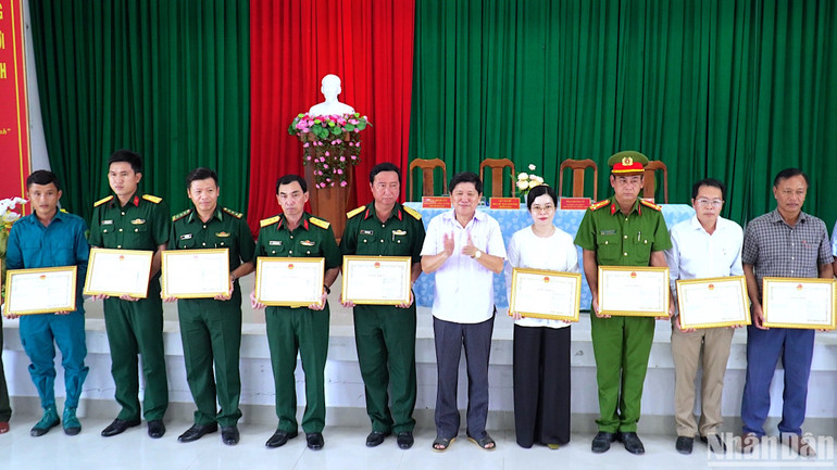 Tặng bằng khen của Chủ tịch Ủy ban nhân dân tỉnh Cà Mau cho các tập thể, cá nhân tích cực tham gia phòng cháy, chữa cháy rừng. Tặng bằng khen của Chủ tịch Ủy ban nhân dân tỉnh Cà Mau cho các tập thể, cá nhân tích cực tham gia phòng cháy, chữa cháy rừng.