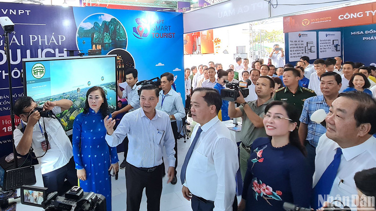 Chủ tịch Ủy ban nhân dân tỉnh Cà Mau Huỳnh Quốc Việt (thứ 4 từ trái qua) tham quan gian hàng trưng bày chuyển đổi số của Viễn thông Cà Mau). Chủ tịch Ủy ban nhân dân tỉnh Cà Mau Huỳnh Quốc Việt (thứ 4 từ trái qua) tham quan gian hàng trưng bày chuyển đổi số của Viễn thông Cà Mau).