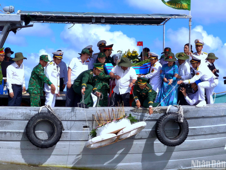 Hoạt động dâng hương, dâng hoa các chiến sĩ cách mạng trên biển Vàm Lũng của lãnh đạo tỉnh Cà Mau vào chiều 24/4.
