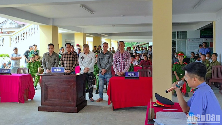 Phiên tòa xét xử lưu động nhóm cướp tài sản trên biển gây hoang mang dư luận tại Cà Mau vào ngày 18/7. Phiên tòa xét xử lưu động nhóm cướp tài sản trên biển gây hoang mang dư luận tại Cà Mau vào ngày 18/7.