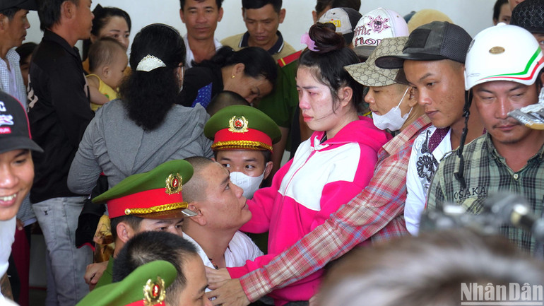 Đông đảo nhân dân địa phương đến chứng kiến phiên tòa xét xử nhóm cướp tài sản trên biển. Đông đảo nhân dân địa phương đến chứng kiến phiên tòa xét xử nhóm cướp tài sản trên biển.