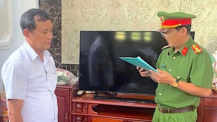 Công an Cà Mau đọc lệnh khởi tố bị can và bắt tạm giam đối với ông Huỳnh Thế Giới, Giám đốc Công ty Cổ phần Đầu tư-Phát triển nhà Cà Mau. Công an Cà Mau đọc lệnh khởi tố bị can và bắt tạm giam đối với ông Huỳnh Thế Giới, Giám đốc Công ty Cổ phần Đầu tư-Phát triển nhà Cà Mau.