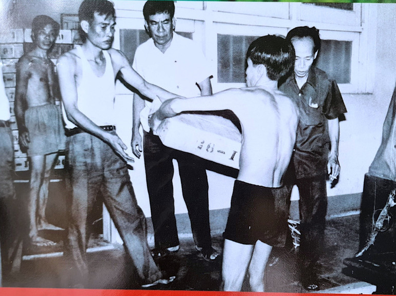 Lực lượng An ninh thu hồi chuyến hàng đặc biệt chở 14 tấn tiền Việt Nam làm giả của tổ chức tình báo gián điệp CM12. (Ảnh tư liệu) Lực lượng An ninh thu hồi chuyến hàng đặc biệt chở 14 tấn tiền Việt Nam làm giả của tổ chức tình báo gián điệp CM12. (Ảnh tư liệu)