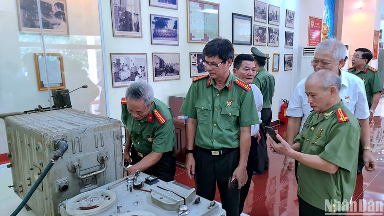 Đại biểu tham quan trưng bày hiện vật lịch sử liên quan Kế hoạch phản gián CM12 tại Khu di tích lịch sử quốc gia Hòn Đá Bạc. Đại biểu tham quan trưng bày hiện vật lịch sử liên quan Kế hoạch phản gián CM12 tại Khu di tích lịch sử quốc gia Hòn Đá Bạc.