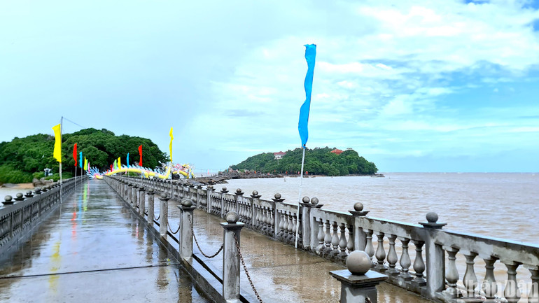 Khu di tích lịch sử quốc gia Hòn Đá Bạc, nơi ghi dấu thắng lợi của Kế hoạch phản gián CM12 cách nay 40 năm. Khu di tích lịch sử quốc gia Hòn Đá Bạc, nơi ghi dấu thắng lợi của Kế hoạch phản gián CM12 cách nay 40 năm.