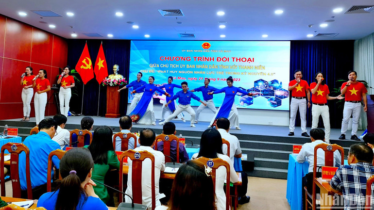 Văn nghệ chào mừng Chương trình đối thoại giữa lãnh đạo tỉnh với Thanh niên Cà Mau. Văn nghệ chào mừng Chương trình đối thoại giữa lãnh đạo tỉnh với Thanh niên Cà Mau.