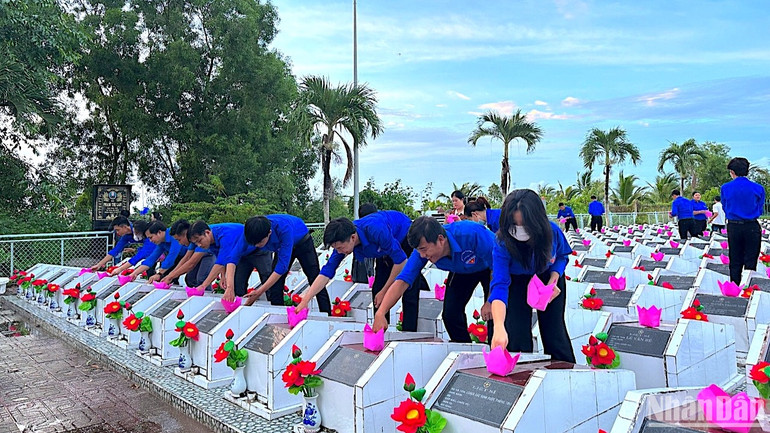 “Tuổi trẻ” Cà Mau với các hoạt động thay hoa, lau chùi bia mộ tại nhiều nghĩa trang liệt sĩ ở địa phương.