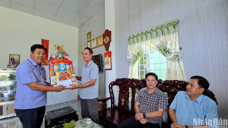 Bí thư Tỉnh ủy Cà Mau Nguyễn Tiến Hải trao quà cho bệnh binh Lê Văn Hồng, ấp Khai Long, xã Đất Mũi, huyện Ngọc Hiển.