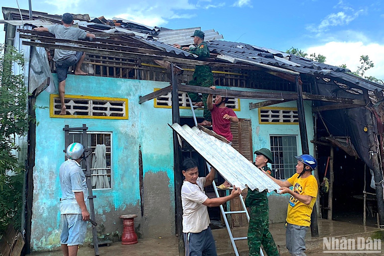 Bộ đội Biên phòng Cà Mau giúp người dân xã Khánh Tiến (huyện U Minh) khắc phục hậu quả sau thiên tai.