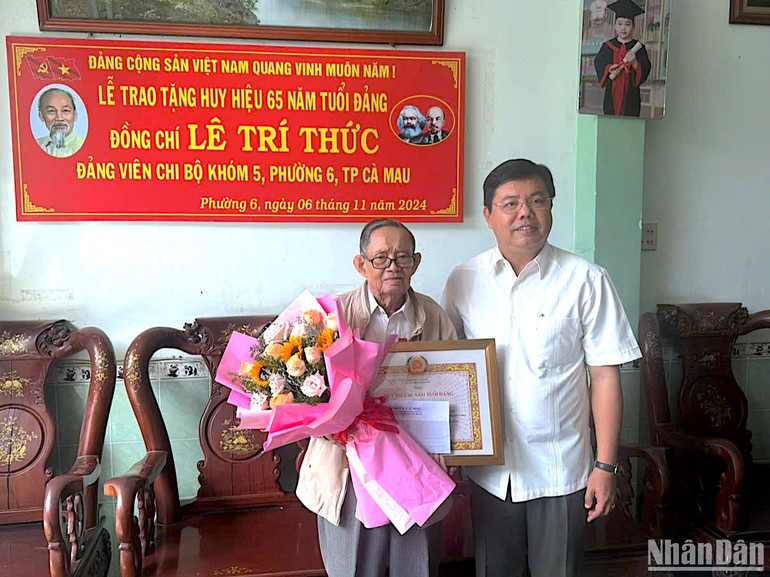 Bí thư Tỉnh ủy Cà Mau Nguyễn Tiến Hải trao tặng Huy hiệu 65 năm tuổi Đảng và tặng hoa chúc mừng đảng viên Lê Trí Thức. Bí thư Tỉnh ủy Cà Mau Nguyễn Tiến Hải trao tặng Huy hiệu 65 năm tuổi Đảng và tặng hoa chúc mừng đảng viên Lê Trí Thức.