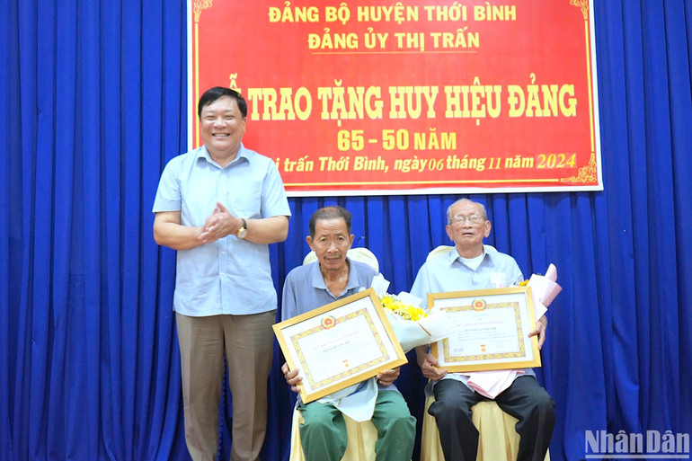 Phó Bí thư Thường trực Tỉnh ủy Cà Mau Phạm Thành Ngại (bìa trái) trao Huy hiệu 65 năm tuổi Đảng và 50 năm tuổi Đảng cho đảng viên Huỳnh Văn và đảng viên Trịnh Quang Kế. Phó Bí thư Thường trực Tỉnh ủy Cà Mau Phạm Thành Ngại (bìa trái) trao Huy hiệu 65 năm tuổi Đảng và 50 năm tuổi Đảng cho đảng viên Huỳnh Văn và đảng viên Trịnh Quang Kế.