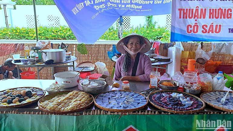 Một quầy hàng trưng bày bánh dân gian tại Ngày hội bánh dân gian Nam Bộ lần thứ 4. Một quầy hàng trưng bày bánh dân gian tại Ngày hội bánh dân gian Nam Bộ lần thứ 4.