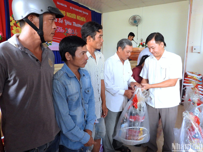 Trao quà Tết cho người dân xã Thạnh Phú.