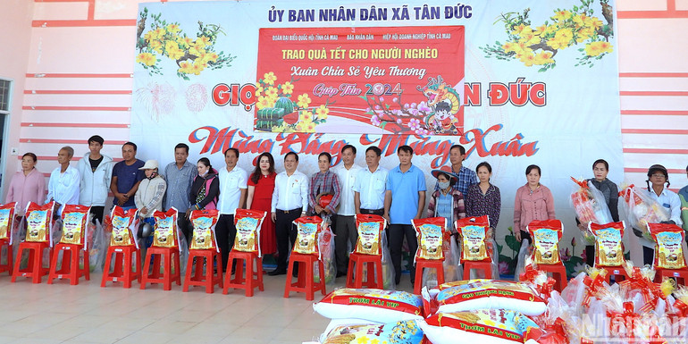 Đại diện đơn vị đồng hành là Đoàn Đại biểu Quốc hội tỉnh Cà Mau và Hiệp hội doanh nghiệp tỉnh trao 100 phần quà Tết cho người dân xã Thạnh Phú.