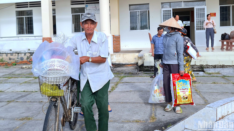 Hộ có hoàn cảnh khó khăn xã Thạnh Phú nhận quà Tết từ Báo Nhân Dân và nhà tài trợ vào sáng 1/2.
