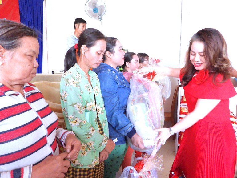 Đại diện đơn vị đồng hành là Hiệp hội doanh nghiệp tỉnh trao quà Tết cho người dân xã Thạnh Phú.