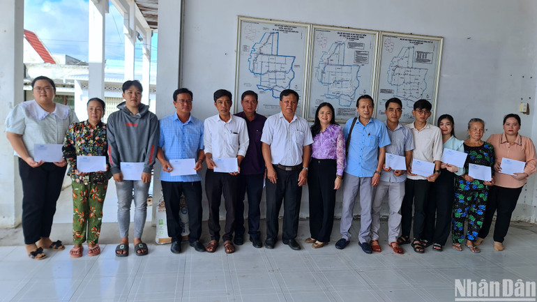 Đại diện Báo Nhân Dân tại Cà Mau trao 20 phần quà Tết cho hộ có hoàn cảnh khó khăn xã Tạ An Khương Nam (huyện Đầm Dơi, tỉnh Cà Mau).