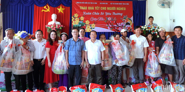 Đại diện đơn vị đồng hành là Đoàn Đại biểu Quốc hội tỉnh Cà Mau và Hiệp hội doanh nghiệp tỉnh trao 60 phần quà Tết cho người dân xã Thạnh Phú.