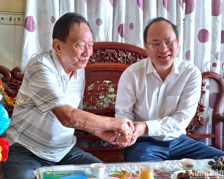 Bí thư Tỉnh ủy Cà Mau Nguyễn Hồ Hải (bìa phải) ân cần bắt tay thăm hỏi Thầy thuốc Nhân dân Nhan Văn Đấu, nguyên Giám đốc Bệnh viện đa khoa Cà Mau.