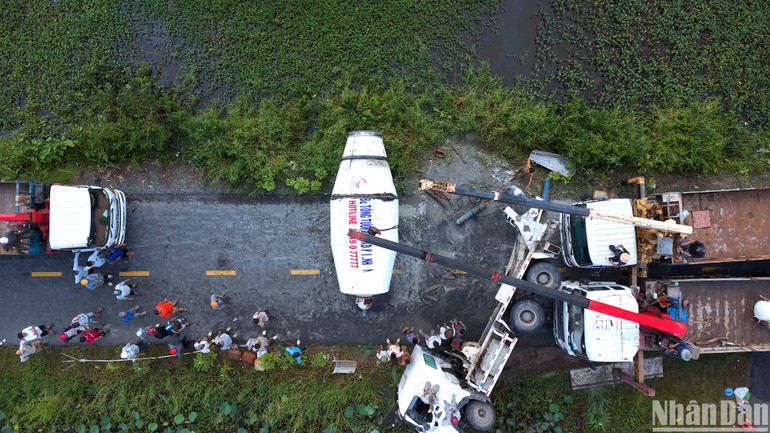 Xe trộn bê-tông to đùng bị lật nằm chắn ngang Quốc lộ 63 trong nhiều giờ liền khiến giao thông trên tuyến gặp trở lại. Xe trộn bê-tông to đùng bị lật nằm chắn ngang Quốc lộ 63 trong nhiều giờ liền khiến giao thông trên tuyến gặp trở lại.