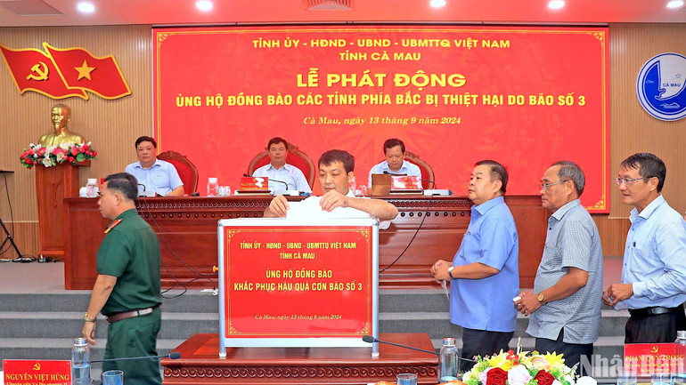 Cán bộ, công chức, viên chức... tỉnh Cà Mau thực hiện quyên góp sau ngay sau lời kêu gọi, phát động từ Ủy ban Mặt trận Tổ quốc Việt Nam tỉnh Cà Mau.