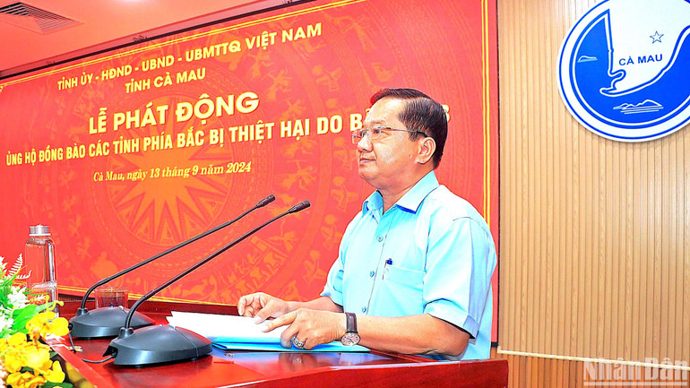 Chủ tịch Ủy ban Mặt trận Tổ quốc Việt Nam tỉnh Cà Mau Lê Thanh Triều phát lời kêu gọi quyên góp ủng hộ đồng bào vùng bão, lũ.