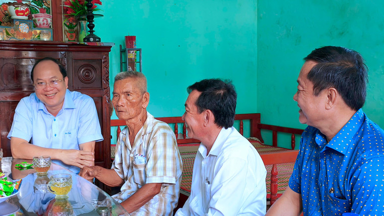 Bí thư Tỉnh ủy Nguyễn Hồ Hải (bìa trái) thăm gia đình ông Phan Văn Hoàng (ấp Chà Là, xã Phú Thuận, huyện Phú Tân).