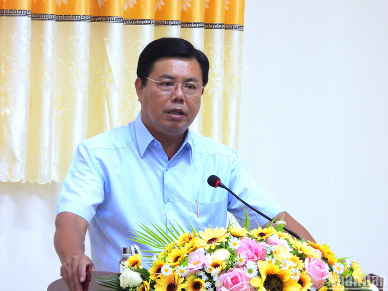 Ủy viên Trung ương Đảng, Bí thư Tỉnh ủy Cà Mau phát biểu chỉ đạo và dặn dò 2 cán bộ chủ chốt vừa được điều động tiếp nhận nhiệm vụ mới.