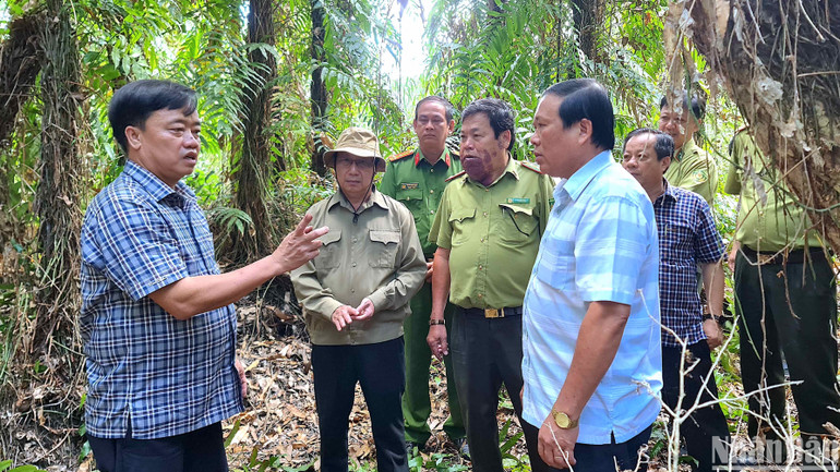 Chủ tịch Ủy ban nhân dân tỉnh Cà Mau Huỳnh Quốc Việt nhắc nhở lực lượng làm nhiệm vụ “trong mọi tình huống, không được lơ là, chủ quan”.