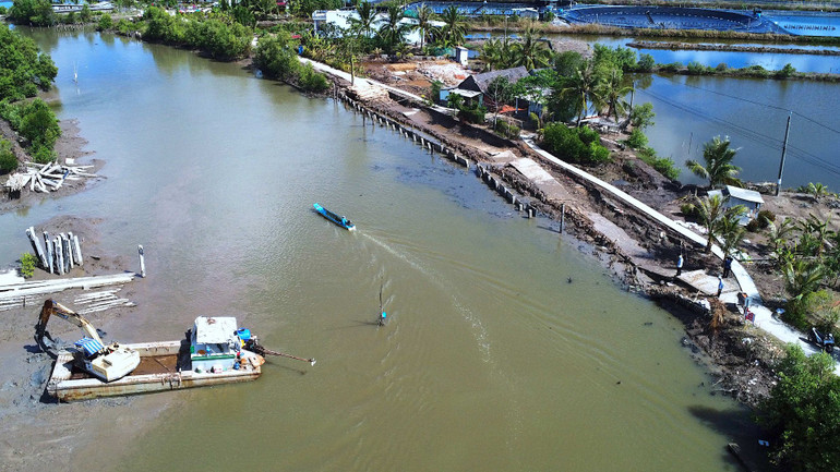Hiện trường sự cố sụp lún, sạt lở gần cống So Đủa trên địa bàn xã Việt Thắng, huyện Phú Tân, tỉnh Cà Mau.