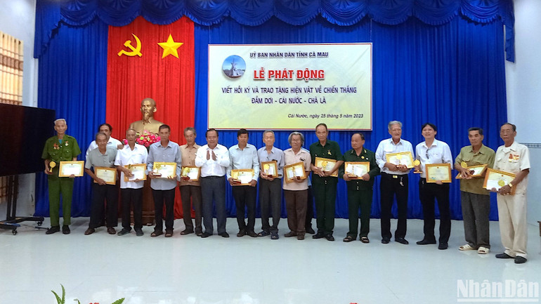 Lãnh đạo tỉnh Cà Mau trao bằng khen, kỷ niệm chương và tặng quà cho các cựu chiến binh, cá nhân đã tặng hiện vật, tư liệu, hình ảnh... về chiến thắng Đầm Dơi-Cái Nước-Chà Là.