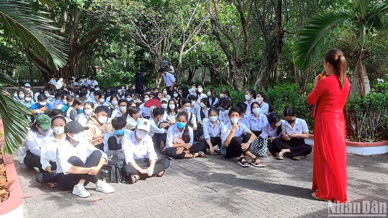 Học sinh huyện Cái Nước (tỉnh Cà Mau) sinh hoạt dưới cờ, được ôn lại lịch sử về chiến thắng Đầm Dơi-Cái Nước-Chà Là.