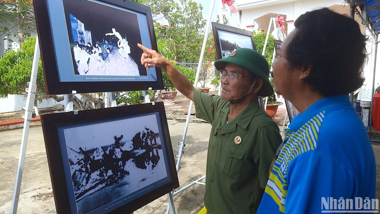 Đại biểu tham quan trưng bày hình ảnh, hiện vật chiến thắng Đầm Dơi-Cái Nước-Chà Là.