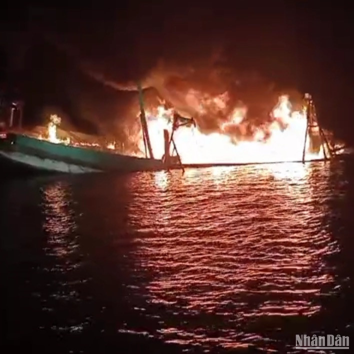 Tàu cá CM-91296-TS bị đốt cháy trên biển vào tối 2/1/2024.