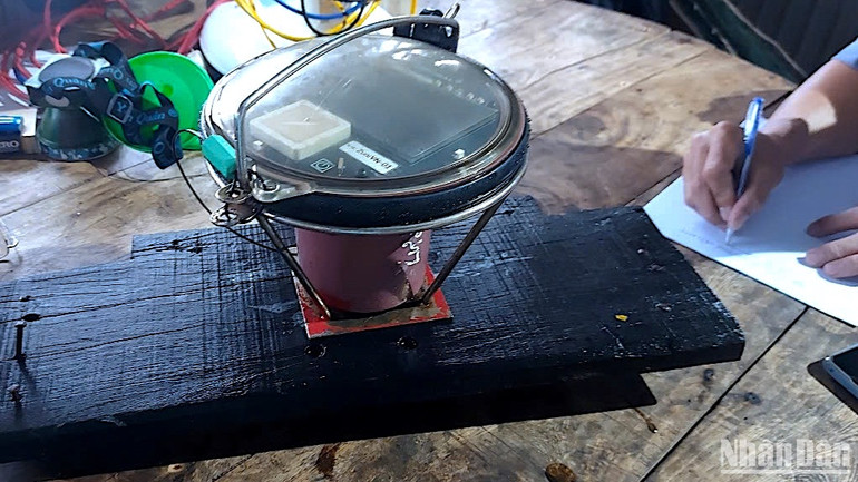 Lập biên bản vụ việc có dấu hiệu vi phạm pháp luật liên quan đến thiết bị giám sát hành trình gửi nhờ trên nóc nhà dân tại Cà Mau.